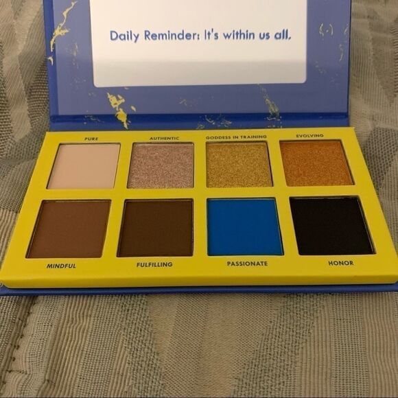 🌺 CHELLA Limited Edition Eyeshadow Palette - Picture 5 of 7